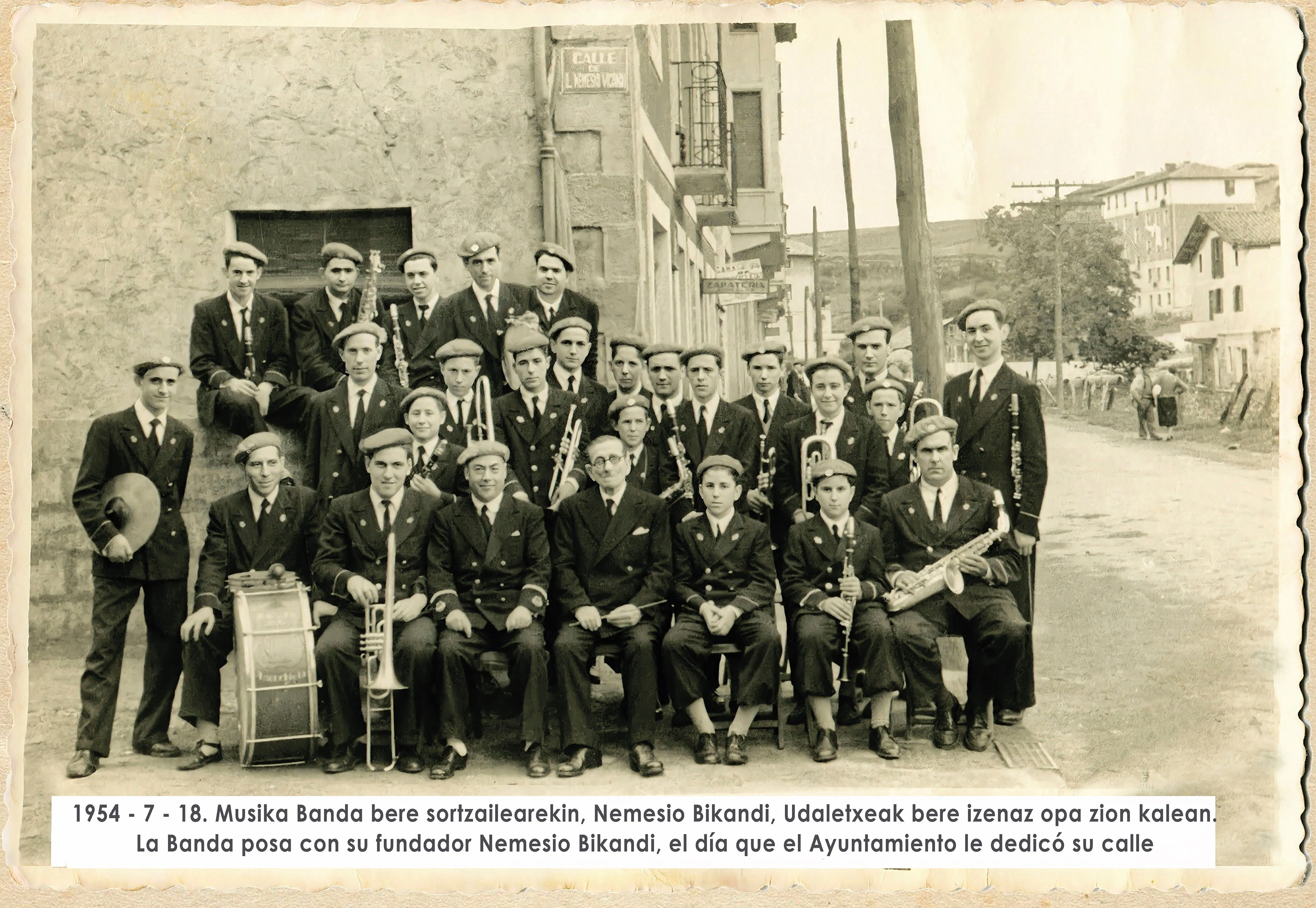 1954 foto del día en que se le puso el nombre a la calle Nemesio Bikandi.